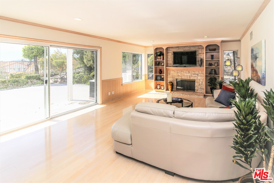 19648 Falcon Ridge Way Northridge, CA 91326 - Photo 31 of 44 Gallery Image 31