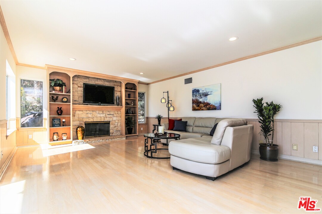 19648 Falcon Ridge Way Northridge, CA 91326 - Photo 32 of 44 Gallery Image 32