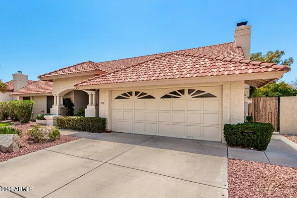 a view of a house with backyard