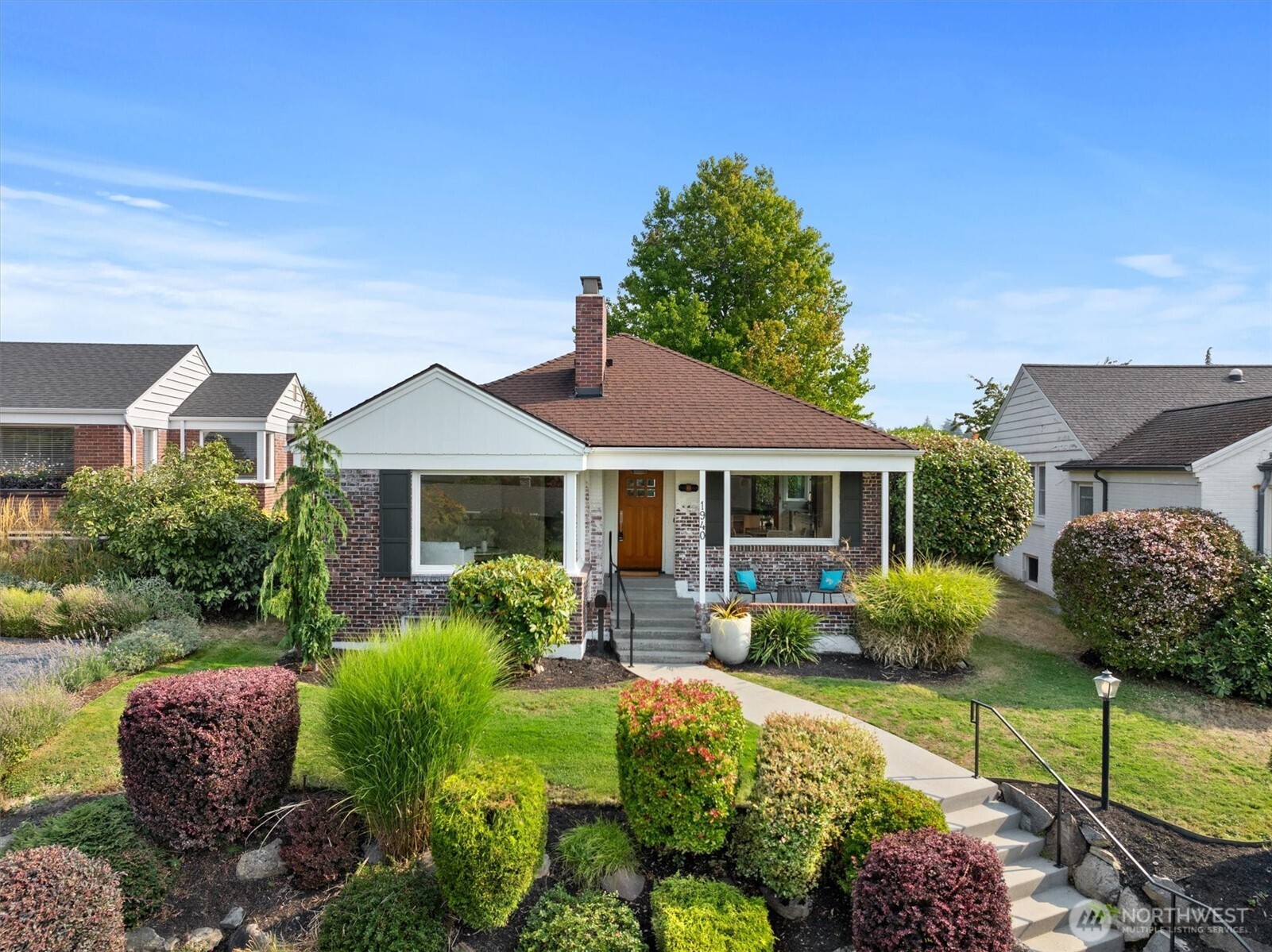 1940 Edgemont Place West Seattle, WA 98199 - Photo 2 of 37 a front view of a house with garden