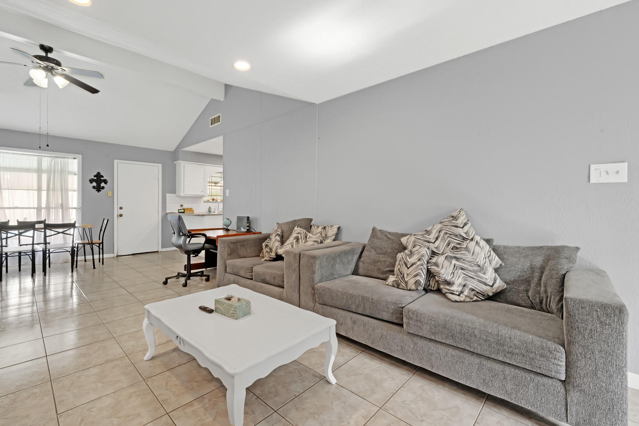 222 Wickhamford Way Houston, TX 77015 - Photo 18 of 27 a living room with furniture