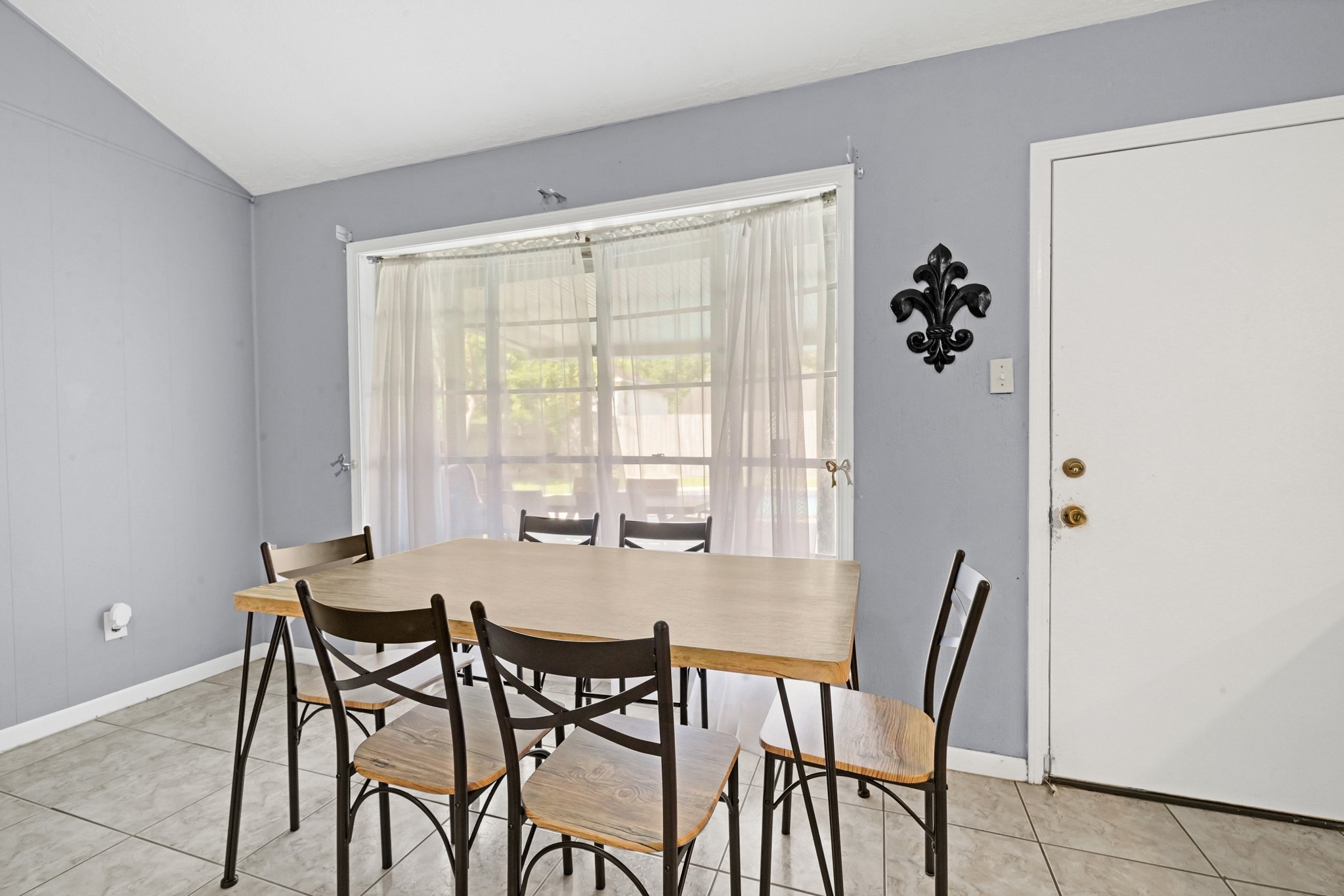 222 Wickhamford Way Houston, TX 77015 - Photo 21 of 27 a view of a dining room with furniture and a window