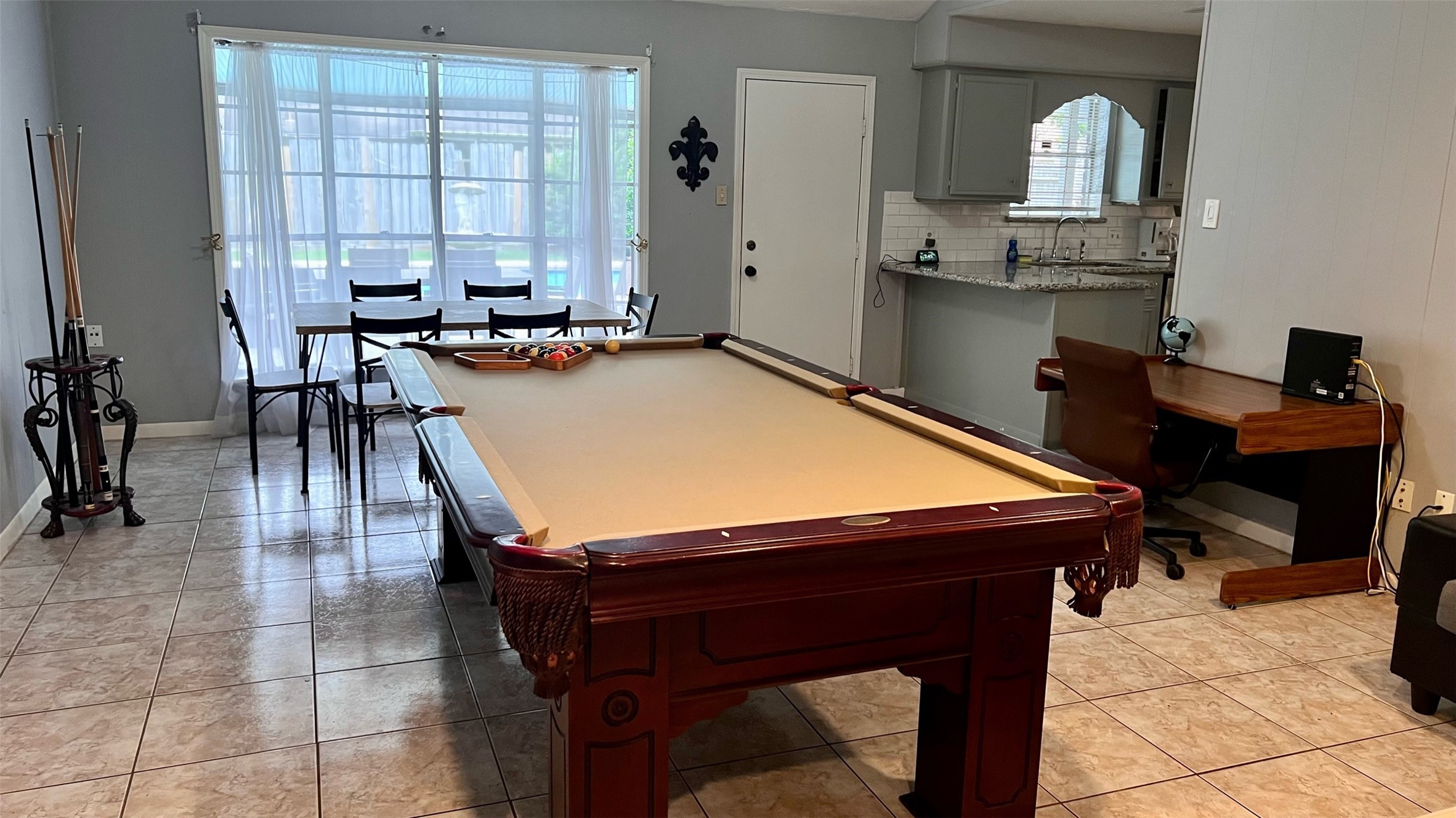 222 Wickhamford Way Houston, TX 77015 - Photo 4 of 27 a room with dining table and chairs