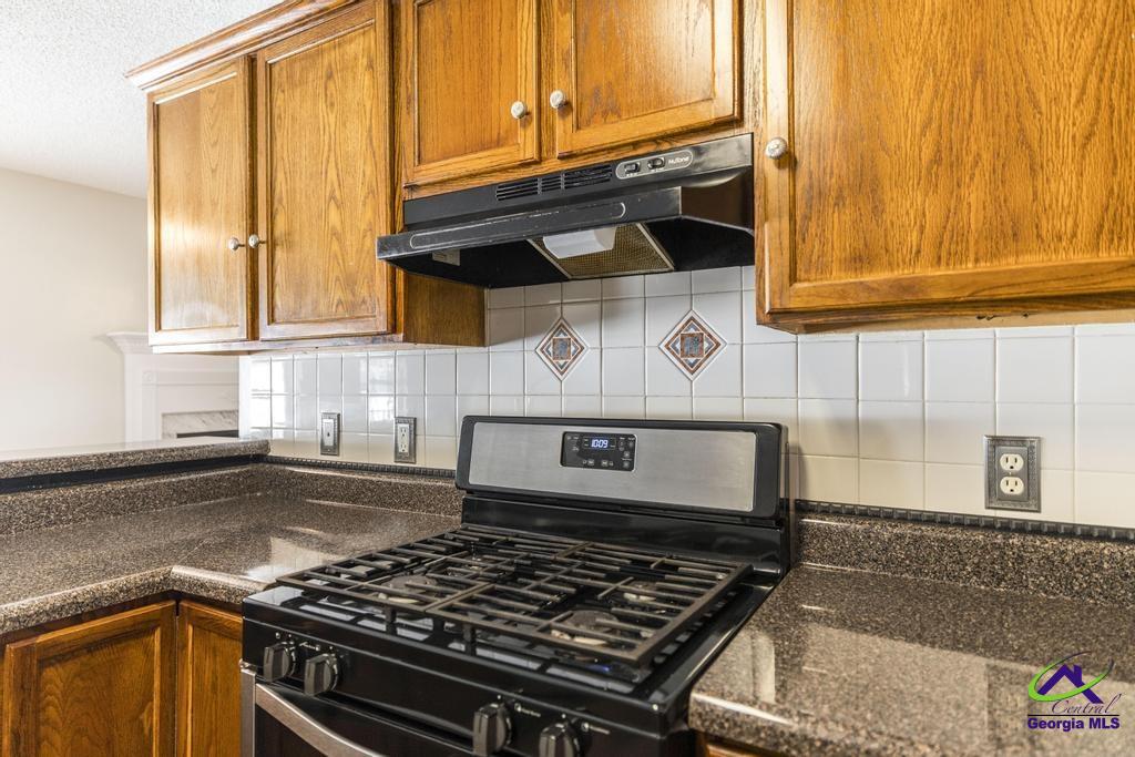 110 Arbor Climb Road Macon, GA 31210 - Photo 18 of 42 a kitchen with a stove and a microwave
