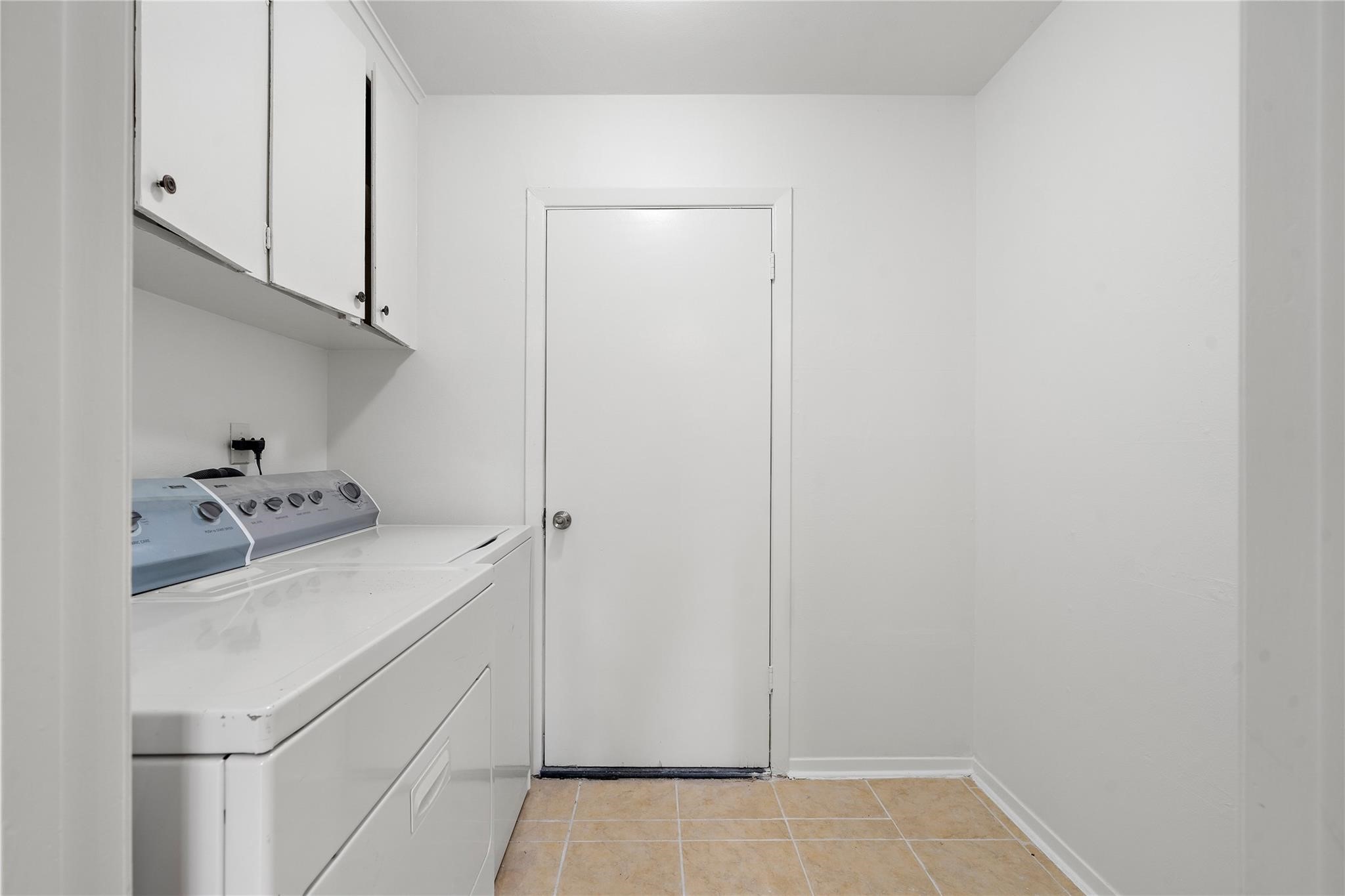6007 Claridge Drive Houston, TX 77096 - Photo 12 of 38 a utility room with dryer and washer