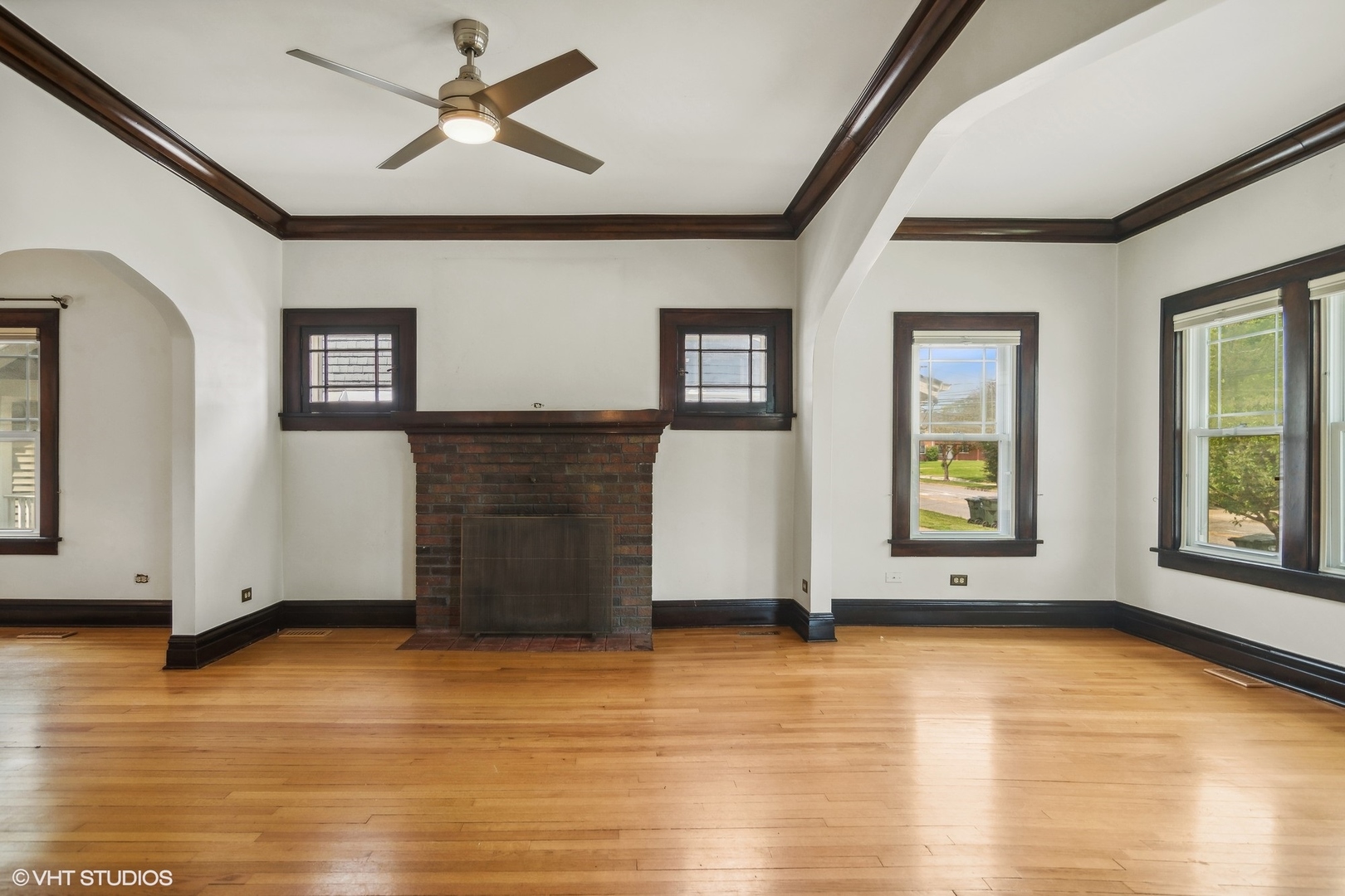 335 West Palatine Road Palatine, IL 60067 - Photo 5 of 33