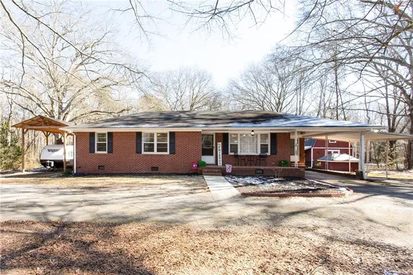 a view of a yard in front of a house