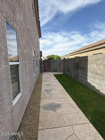 a view of a backyard