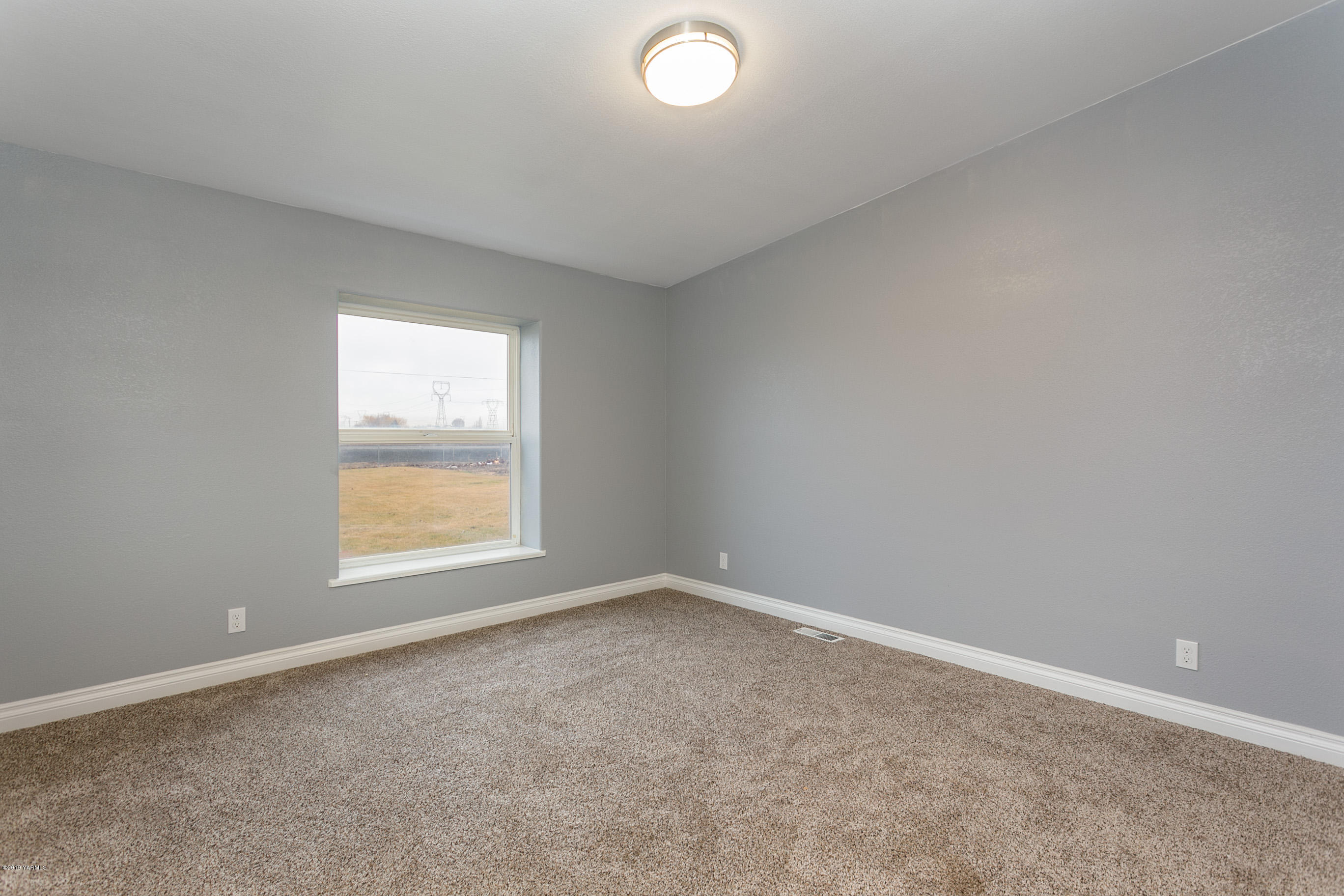 1361 Highschool Road Mabton, WA 98935 - Photo 17 of 24 an empty room with a window