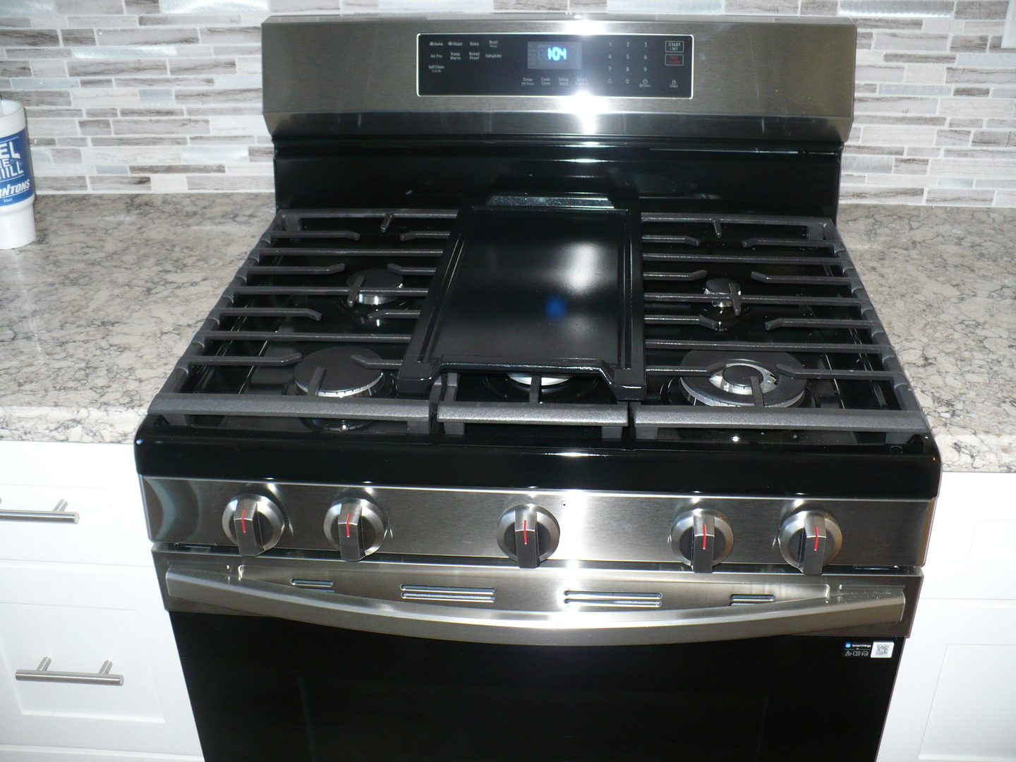 3125 Jo Ann Drive Joliet, IL 60431 - Photo 7 of 16 a close view of stove top oven