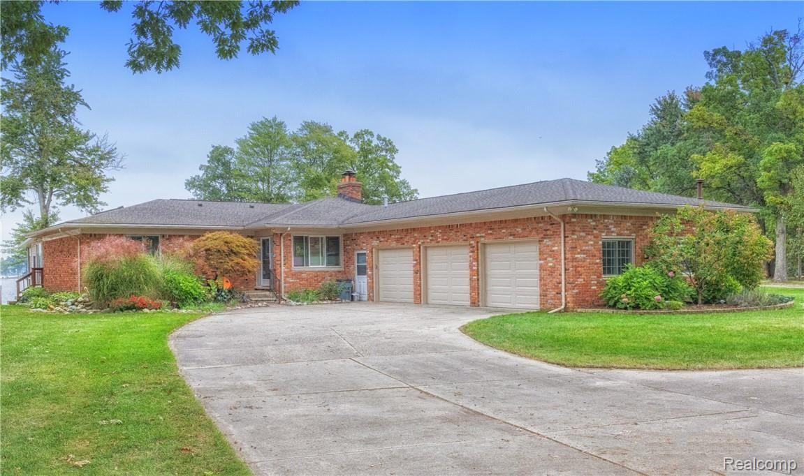7272 Hatchery Road Waterford, MI 48327 - Photo 2 of 46 WELCOME HOME! 3 CAR GARAGE, CIRCLE DRIVE WITH AMPLE PARKING