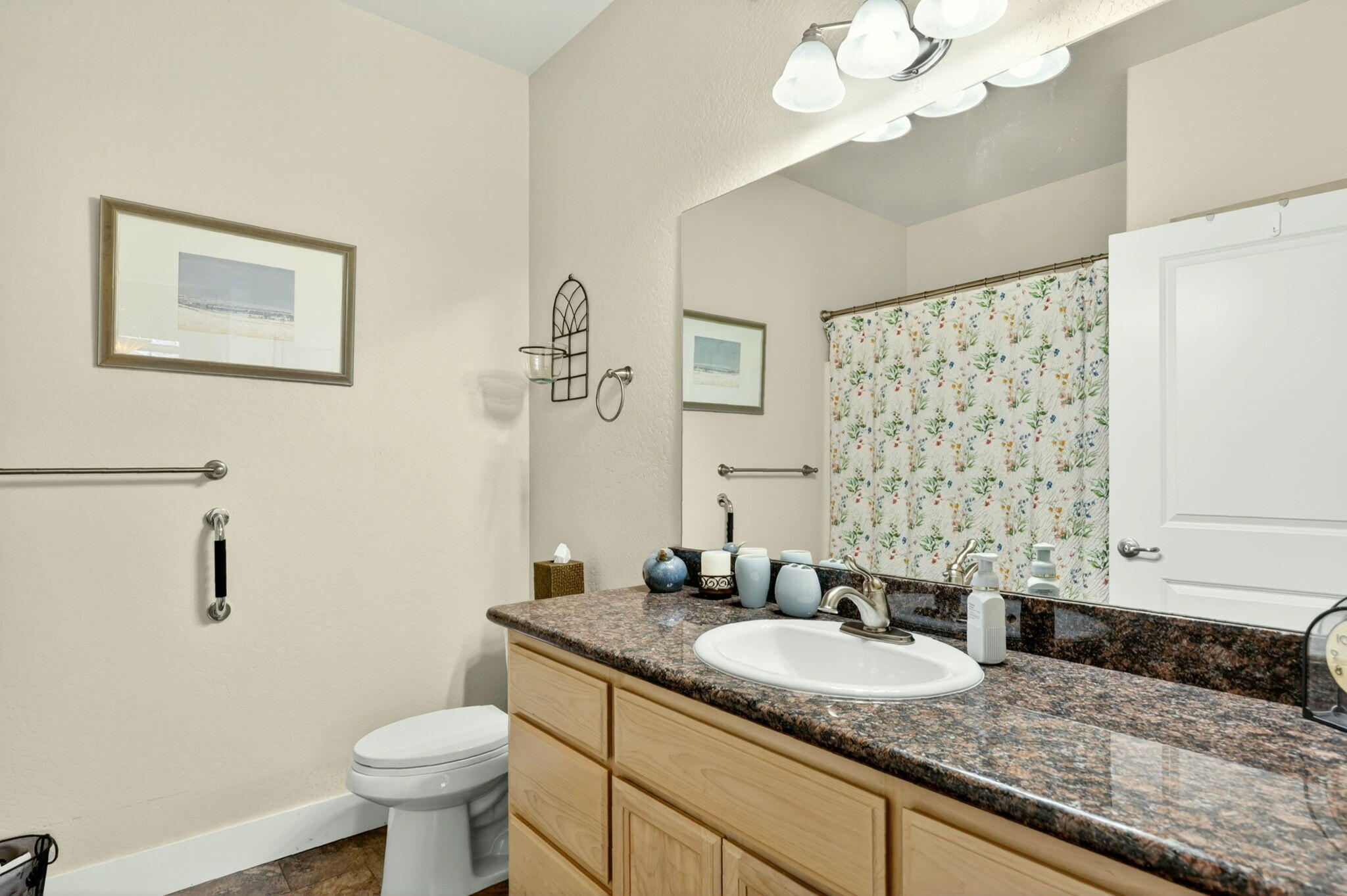 1099 North Haskell Street Central Point, OR 97502 - Photo 16 of 26 Guest Bath