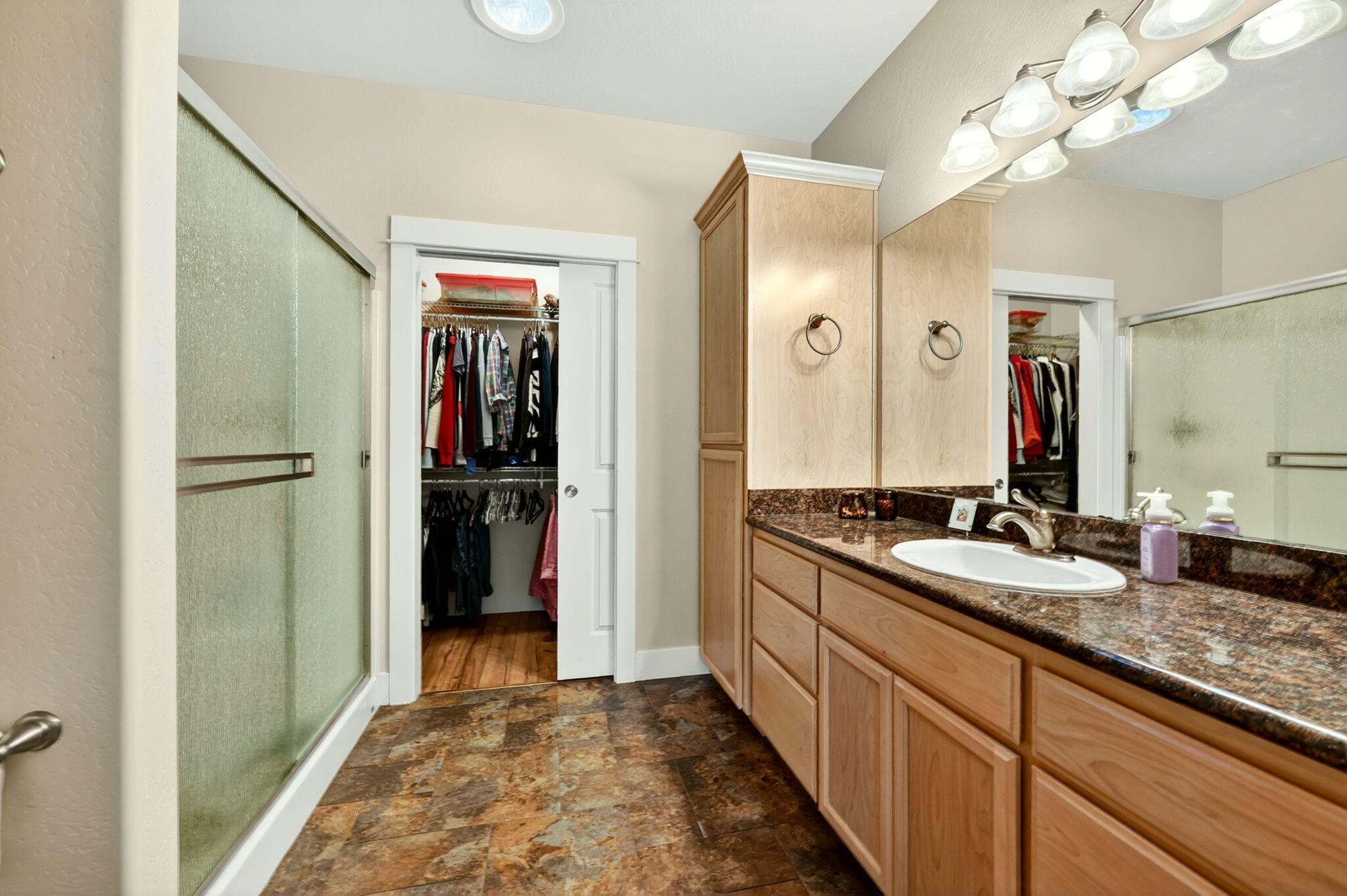 1099 North Haskell Street Central Point, OR 97502 - Photo 17 of 26 Walk in closet