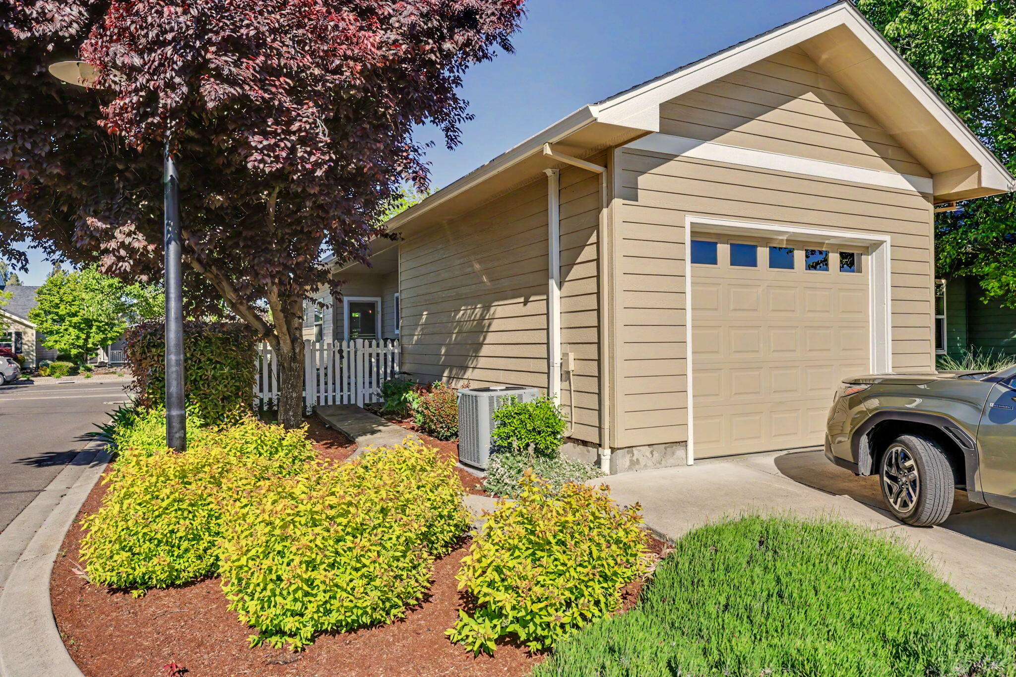 1099 North Haskell Street Central Point, OR 97502 - Photo 22 of 26 Side View