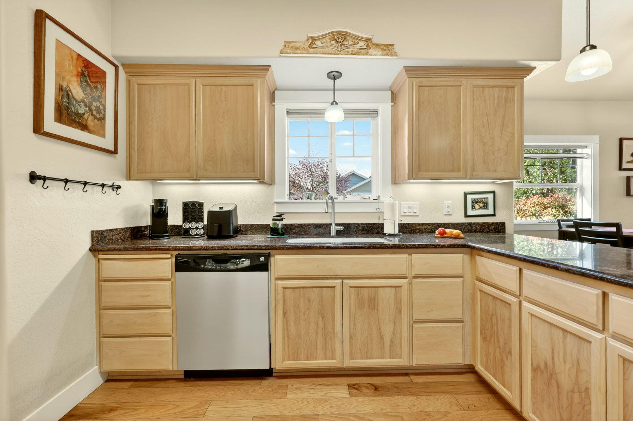 1099 North Haskell Street Central Point, OR 97502 - Photo 4 of 26 kitchen3