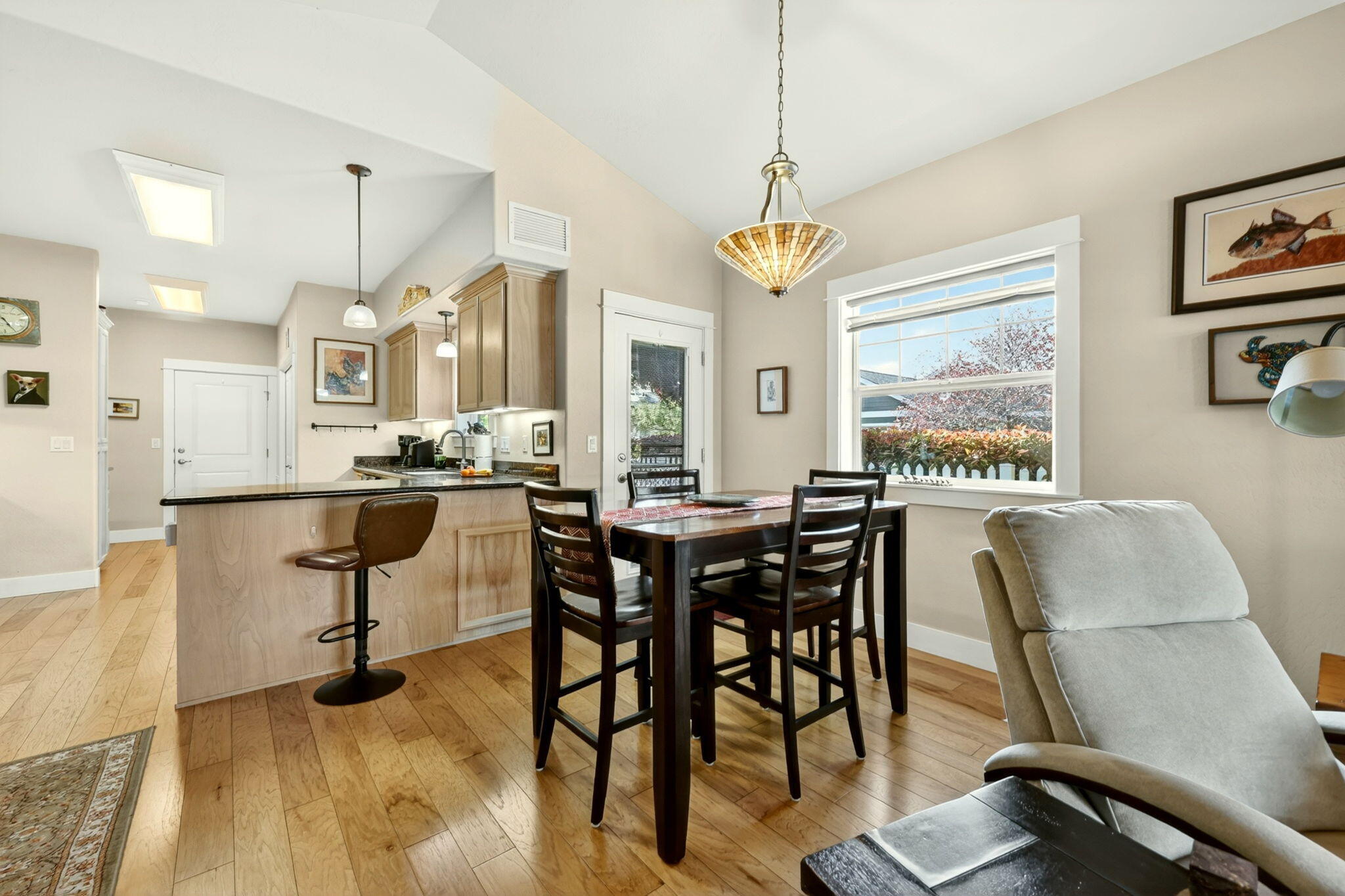 1099 North Haskell Street Central Point, OR 97502 - Photo 5 of 26 Dining
