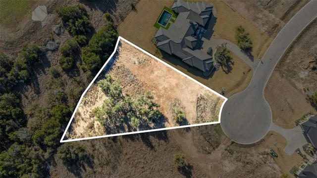 a view of back yard of the house