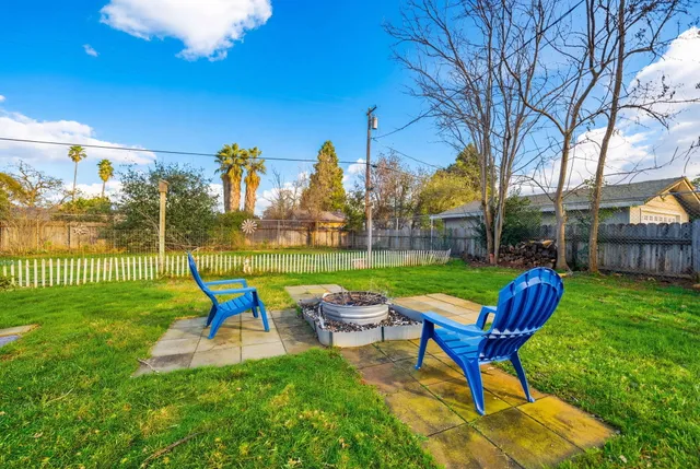 a view of a house with backyard and sitting area