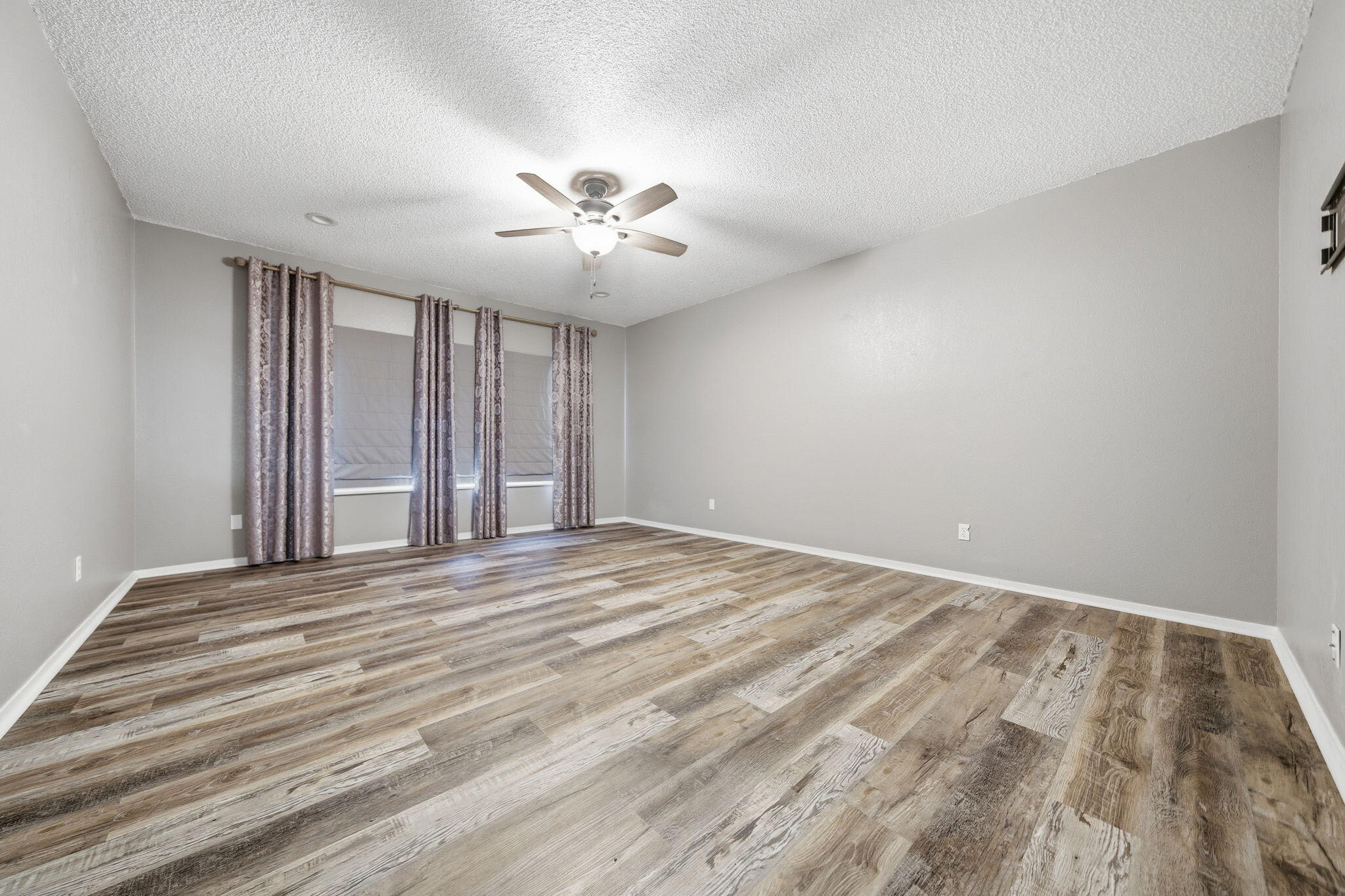 6927 Riata Drive Redding, CA 96002 - Photo 6 of 39 a view of an empty room with a window