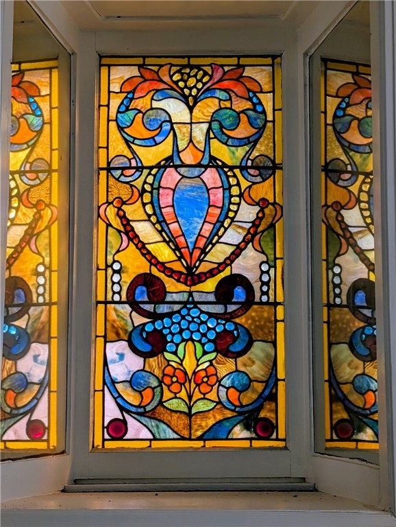 434 Bellevue Avenue, Unit 2B Newport, RI 02840 - Photo 8 of 27 Stately Stain Glass Over Fireplace