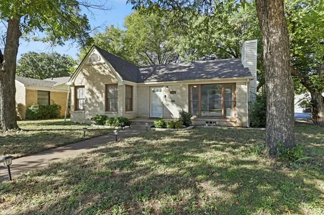 $215,000 | 1129 North Riverside Drive, Fort Worth, TX 76111