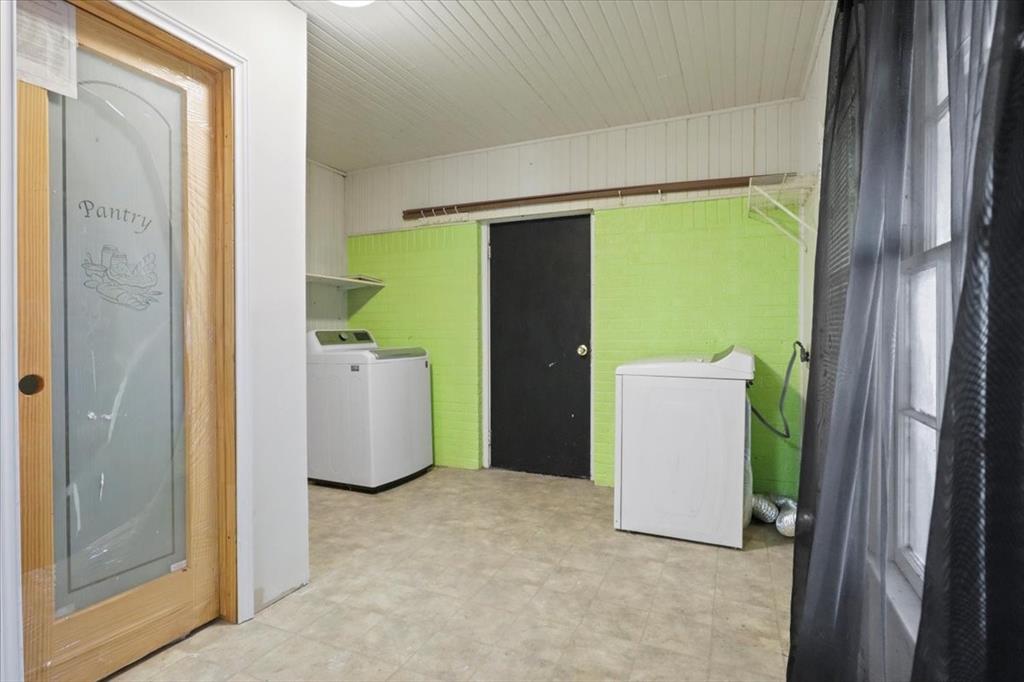 1129 North Riverside Drive Fort Worth, TX 76111 - Photo 16 of 29 a view of an room with closet and entryway