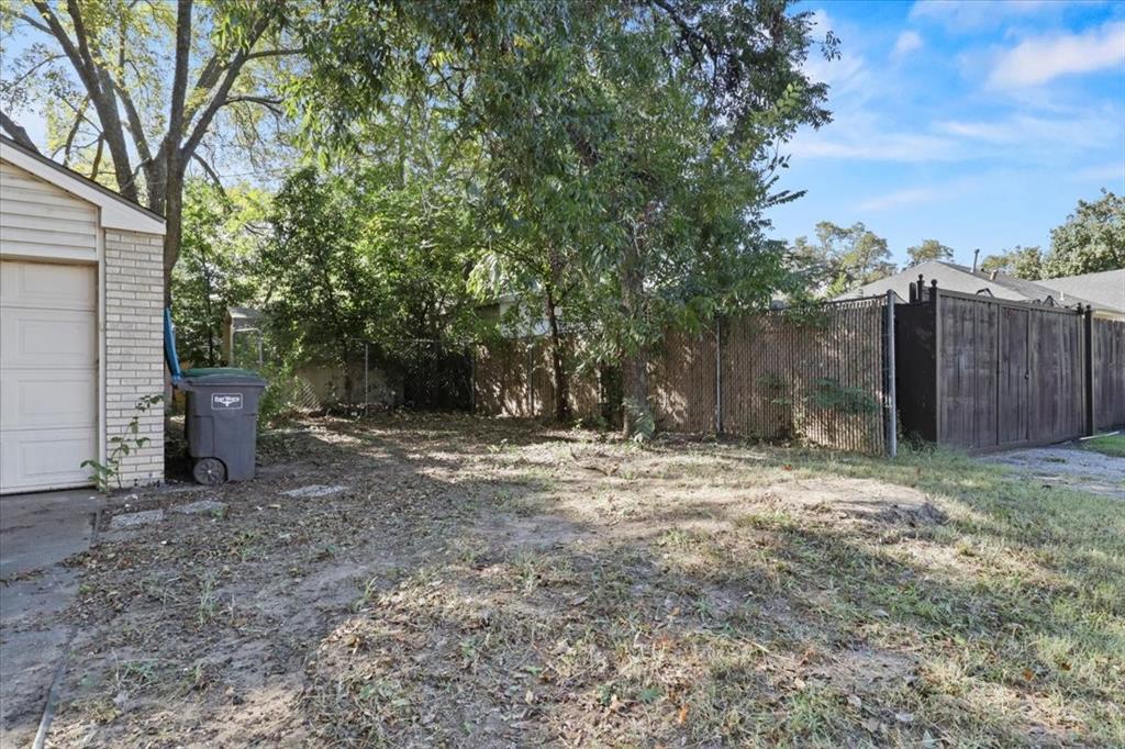 1129 North Riverside Drive Fort Worth, TX 76111 - Photo 25 of 29 a backyard of a house with lots of green space