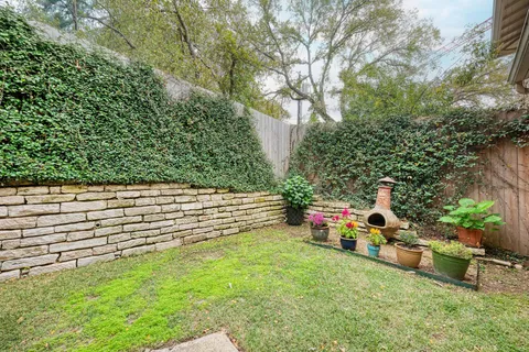 a view of a chairs and table in backyard