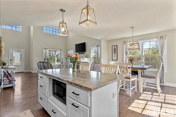 $449,900 | 1701 Spartan Drive, Chatham, IL 62629