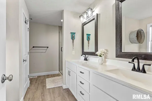 $449,900 | 1701 Spartan Drive, Chatham, IL 62629