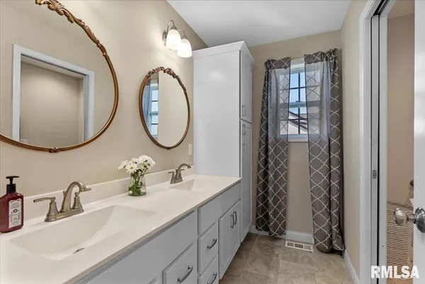 $449,900 | 1701 Spartan Drive, Chatham, IL 62629
