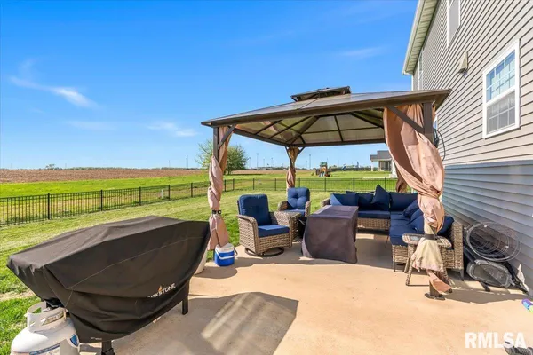 $449,900 | 1701 Spartan Drive, Chatham, IL 62629