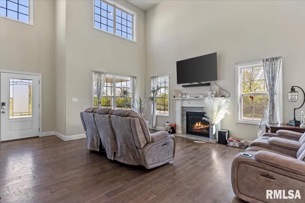 $449,900 | 1701 Spartan Drive, Chatham, IL 62629