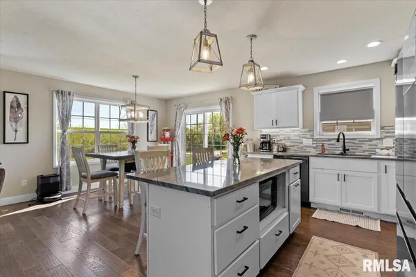 $449,900 | 1701 Spartan Drive, Chatham, IL 62629