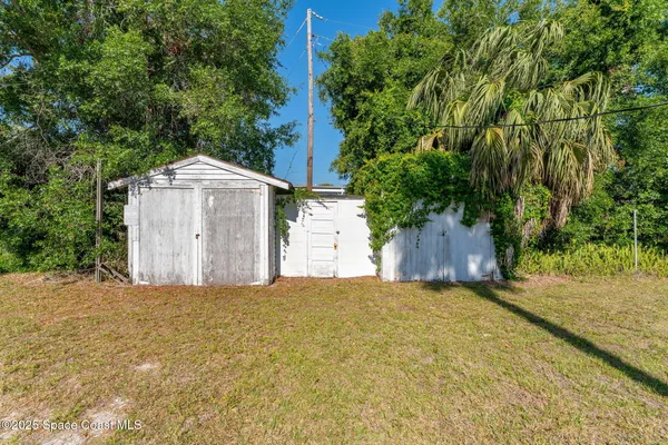 a view of a yard with a garage