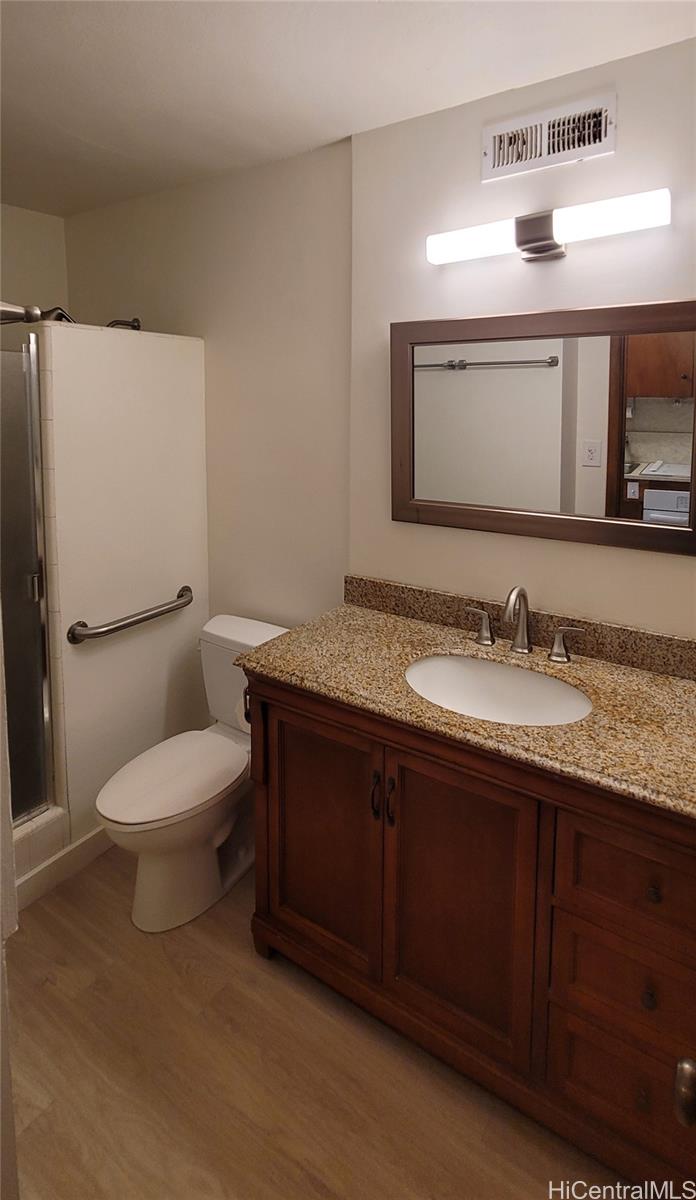 425 Ena Road, Unit 403B Honolulu, HI 96815 - Photo 6 of 17 Updated bathroom