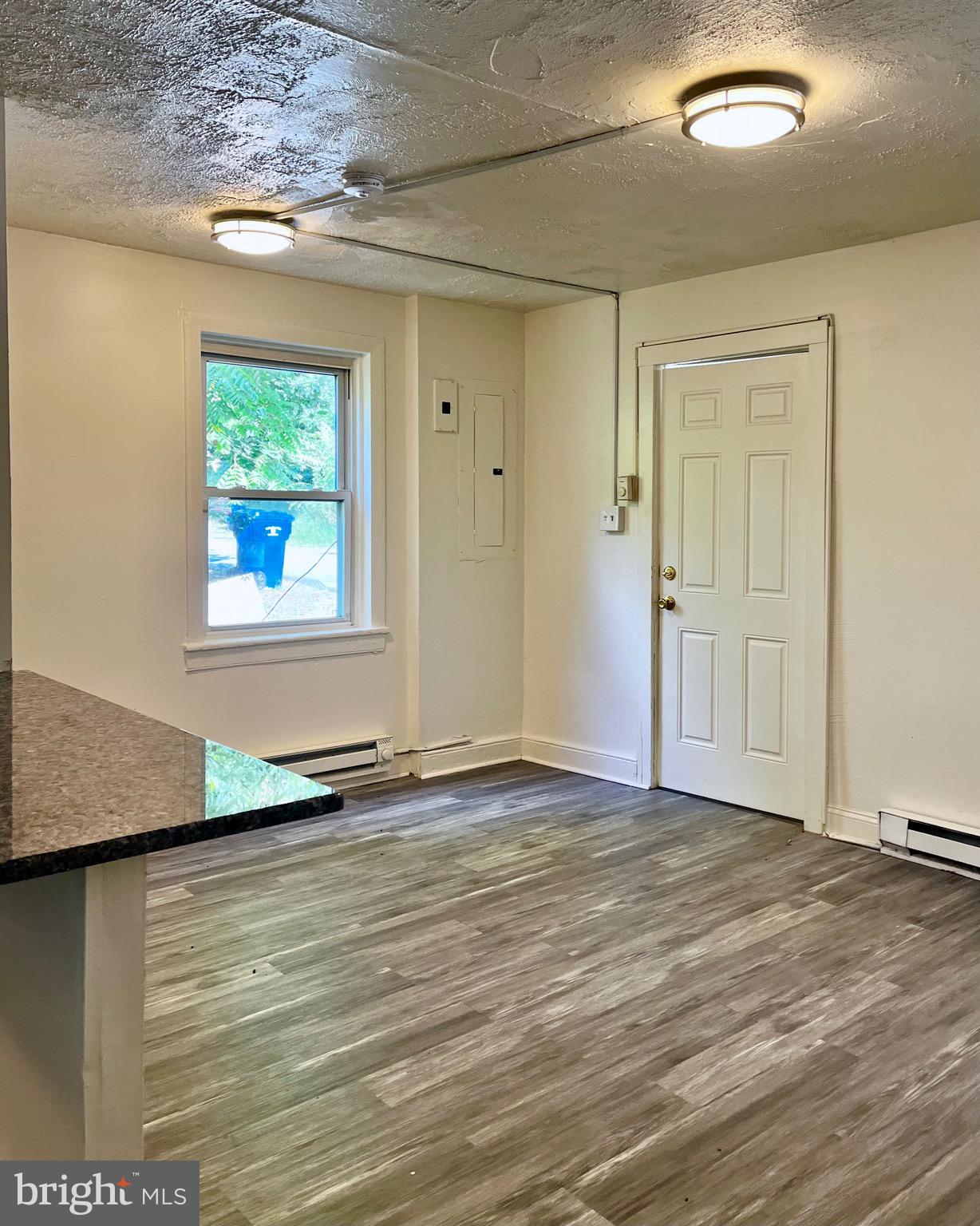 1048 Manor
