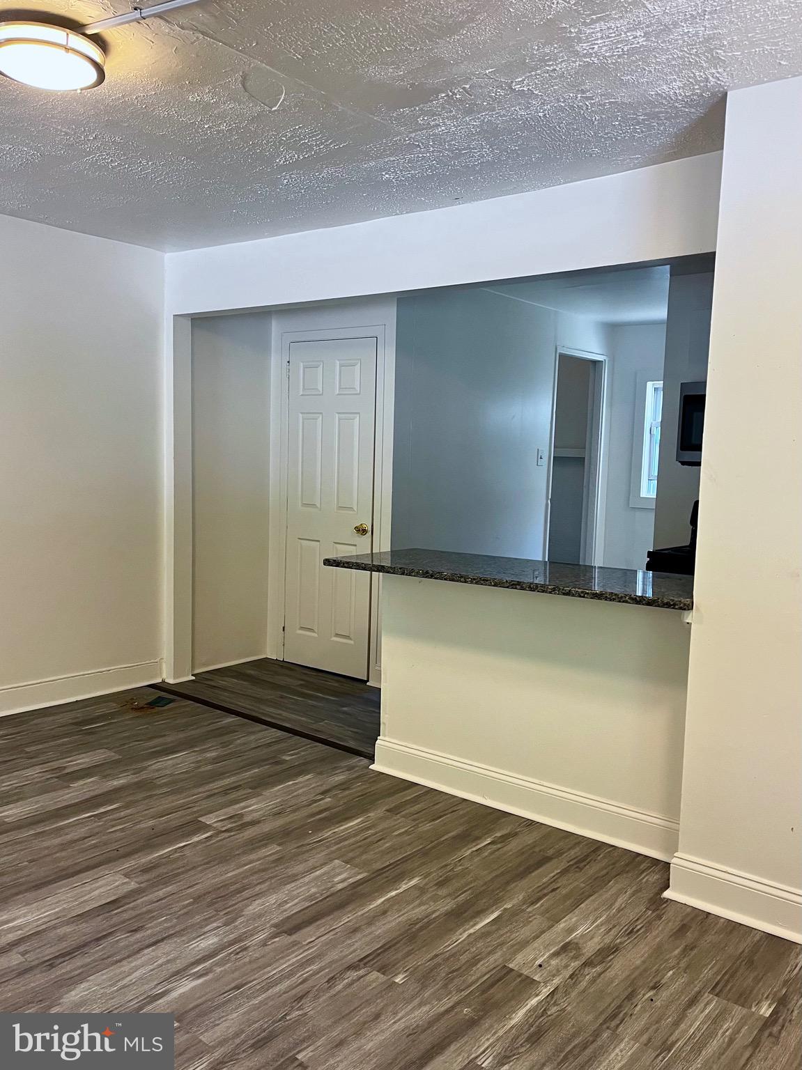 1048 Manor