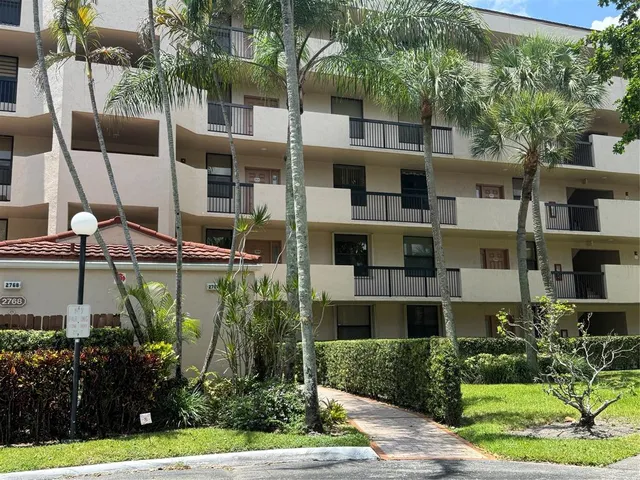 a view of a yard in front of house