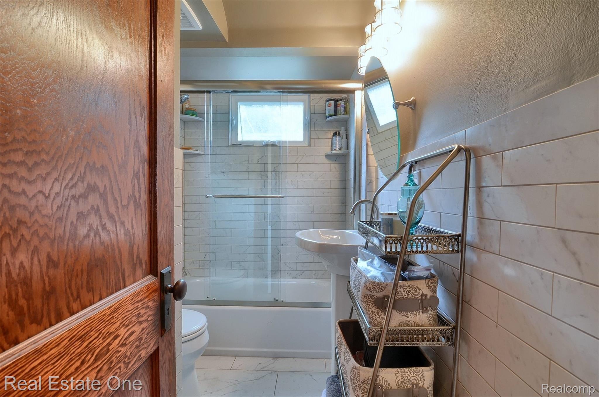 416 North Castell Avenue Rochester, MI 48307 - Photo 18 of 47 Full Bathroom on Main Level