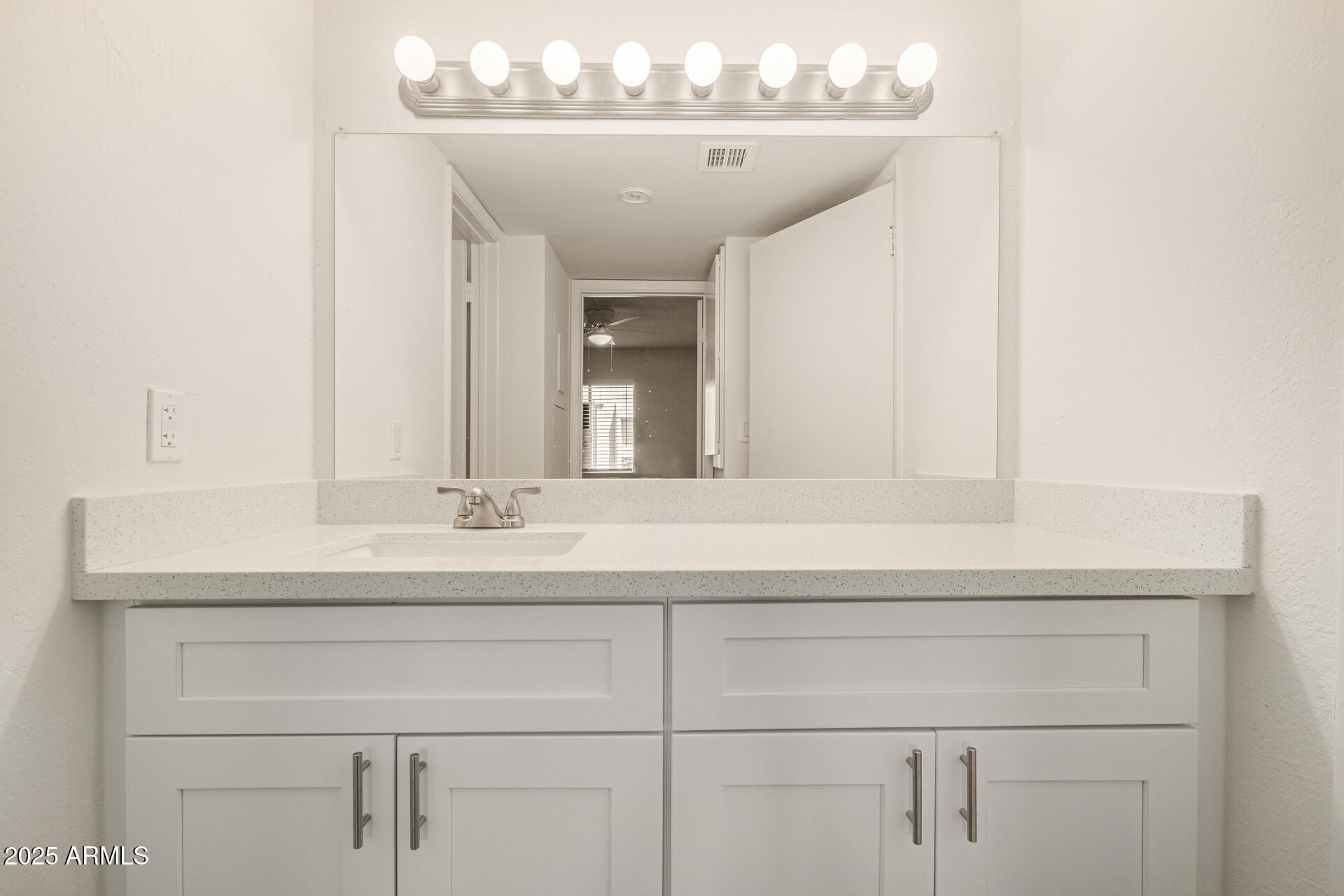 3825 East Camelback Road, Unit 234 Phoenix, AZ 85018 - Photo 13 of 42 Primary Bathroom