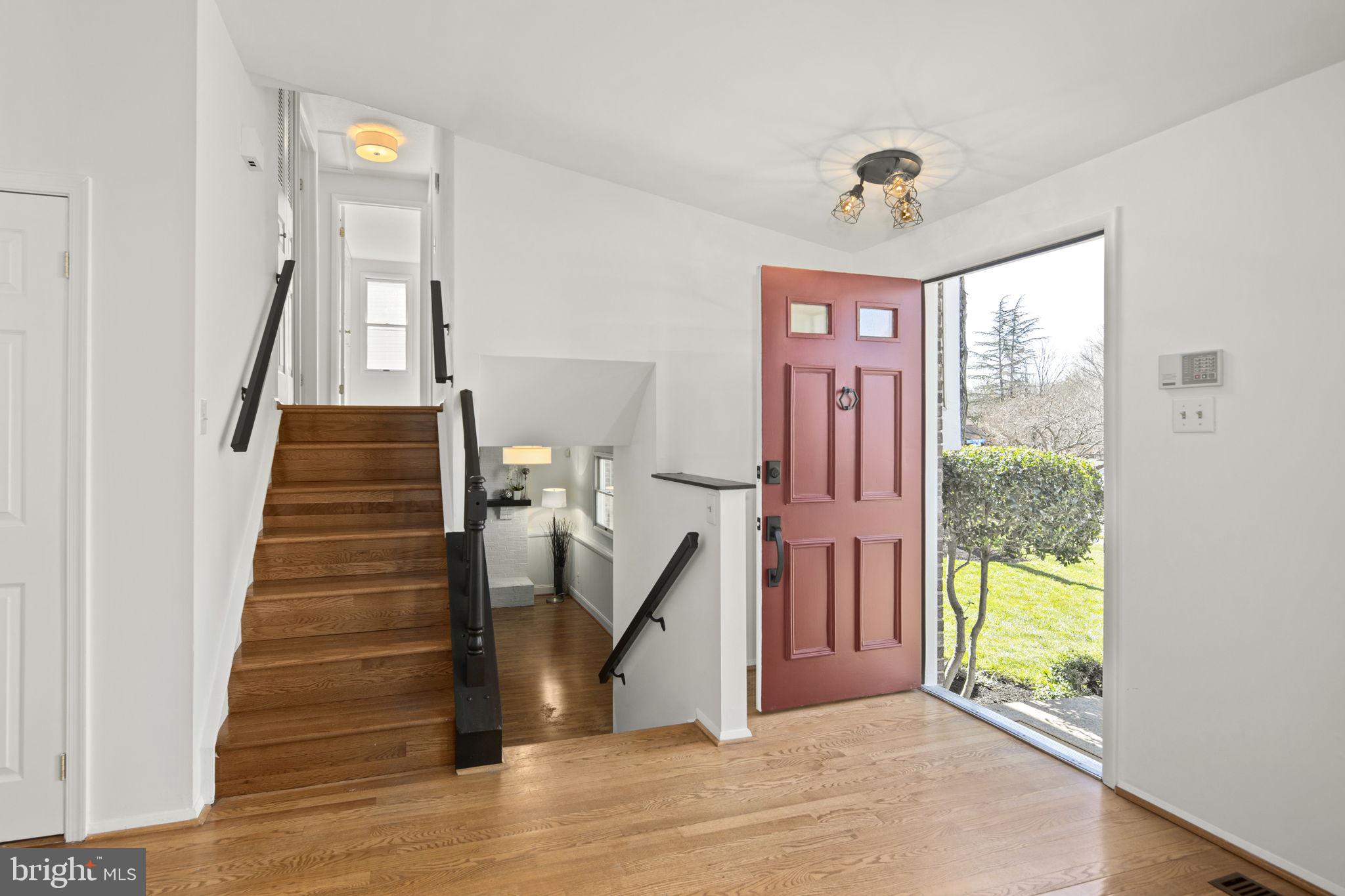 8472 Falling Leaf Road Springfield, VA 22153 - Photo 4 of 55