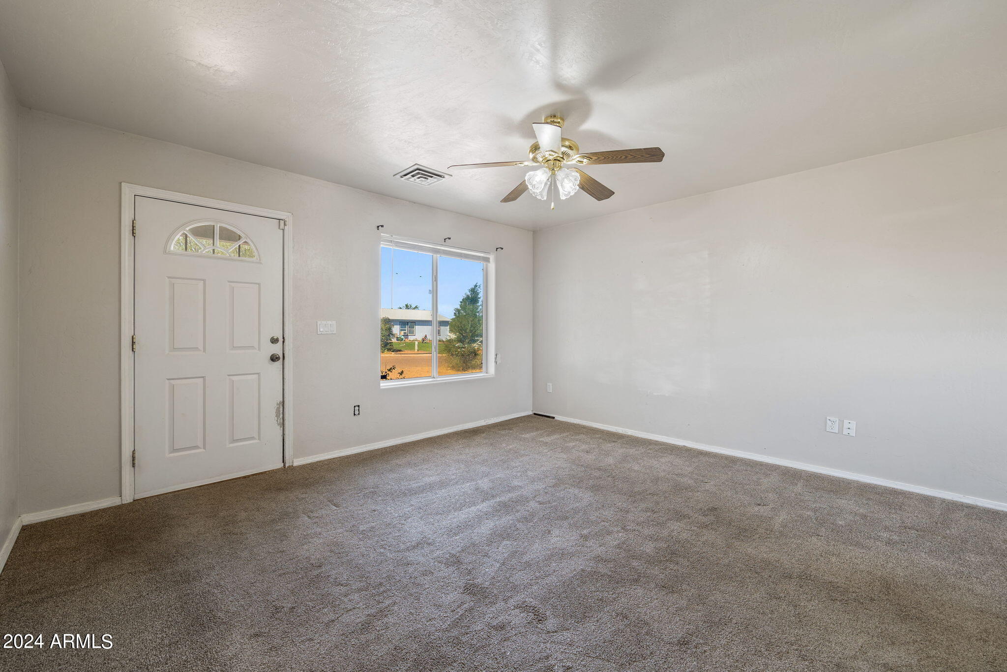 863 South Sunset Snowflake, AZ 85937 - Photo 5 of 30 Living room facing front door