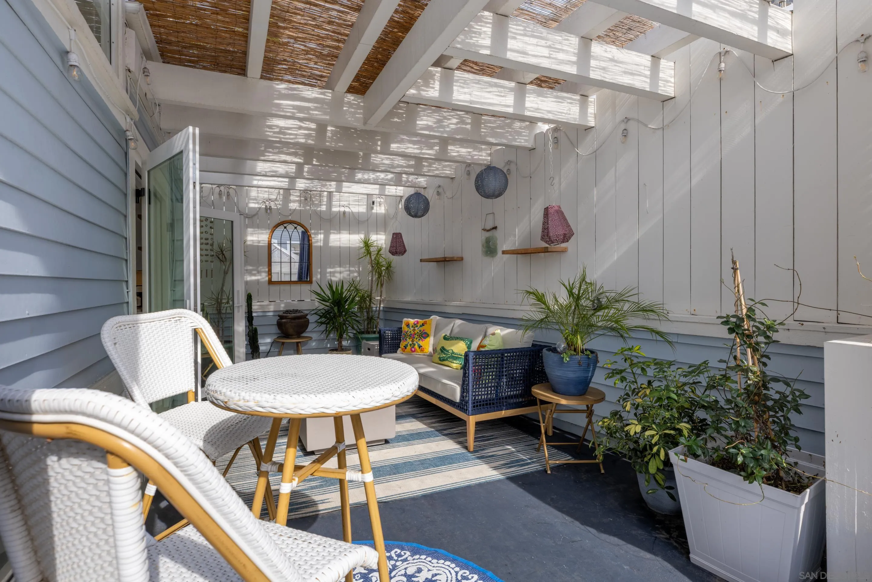 579 Hygeia Avenue, Unit A Encinitas, CA 92024 - Photo 24 of 25 a outdoor space with a table and chairs