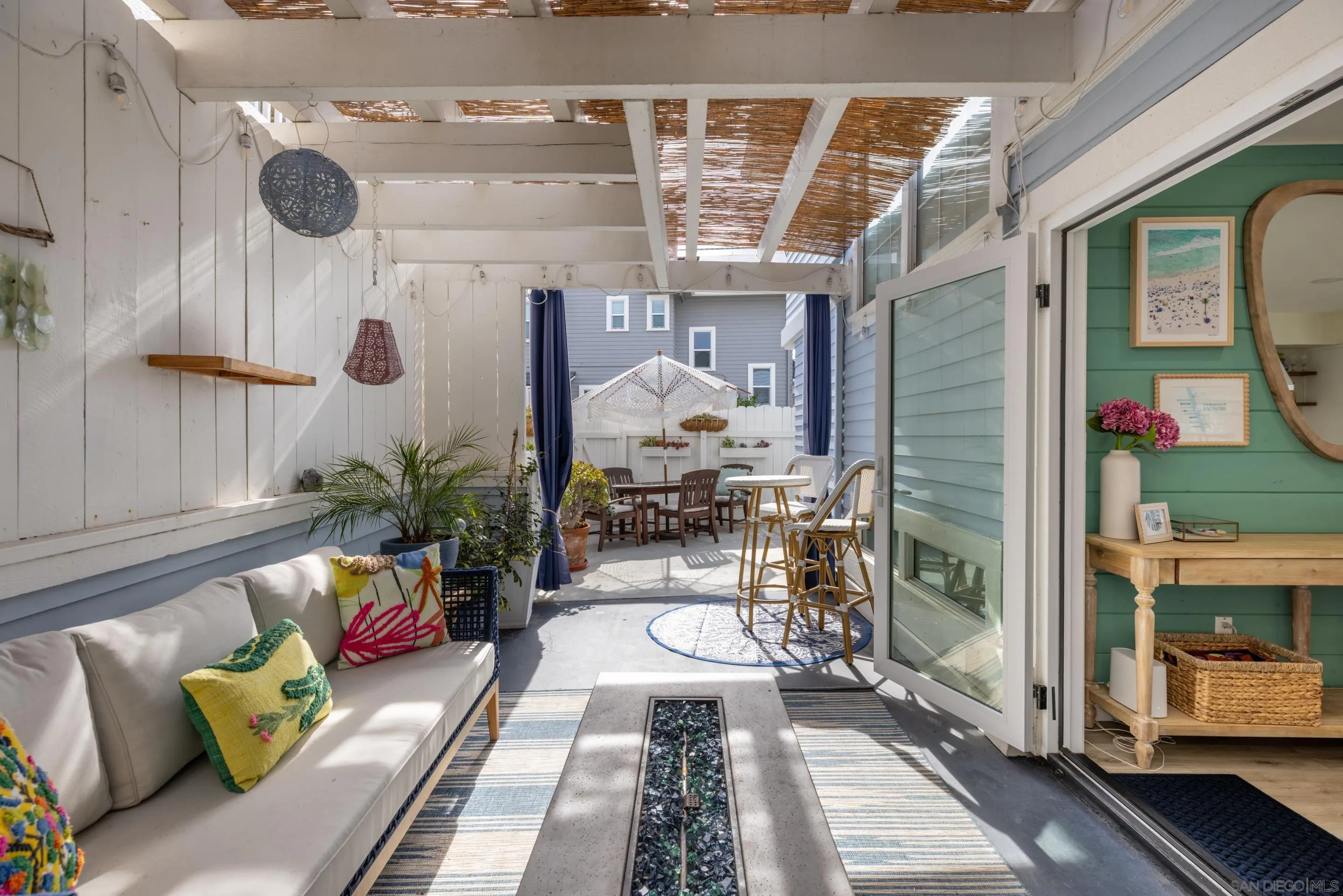 579 Hygeia Avenue, Unit A Encinitas, CA 92024 - Photo 6 of 25 a living room filled with furniture