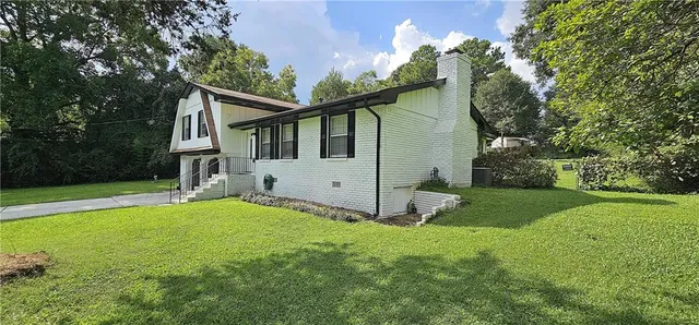 a view of a house with backyard and garden
