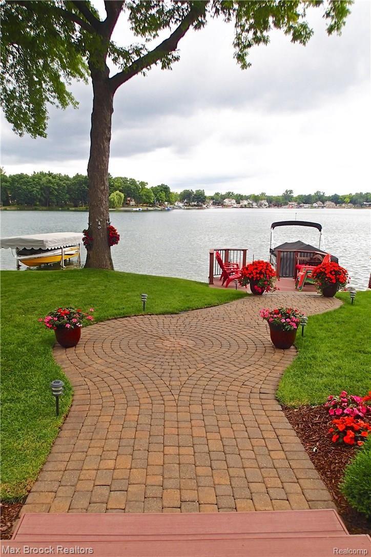 7060 Hatchery Road Waterford, MI 48327 - Photo 38 of 39 Outside - Brick Pavers - 2.jpg