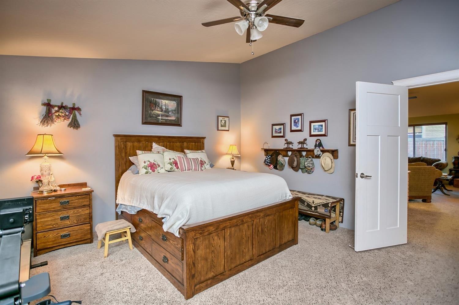 569 Barton Road Eagle Point, OR 97524 - Photo 13 of 23 Attractive master bedroom en suite.
