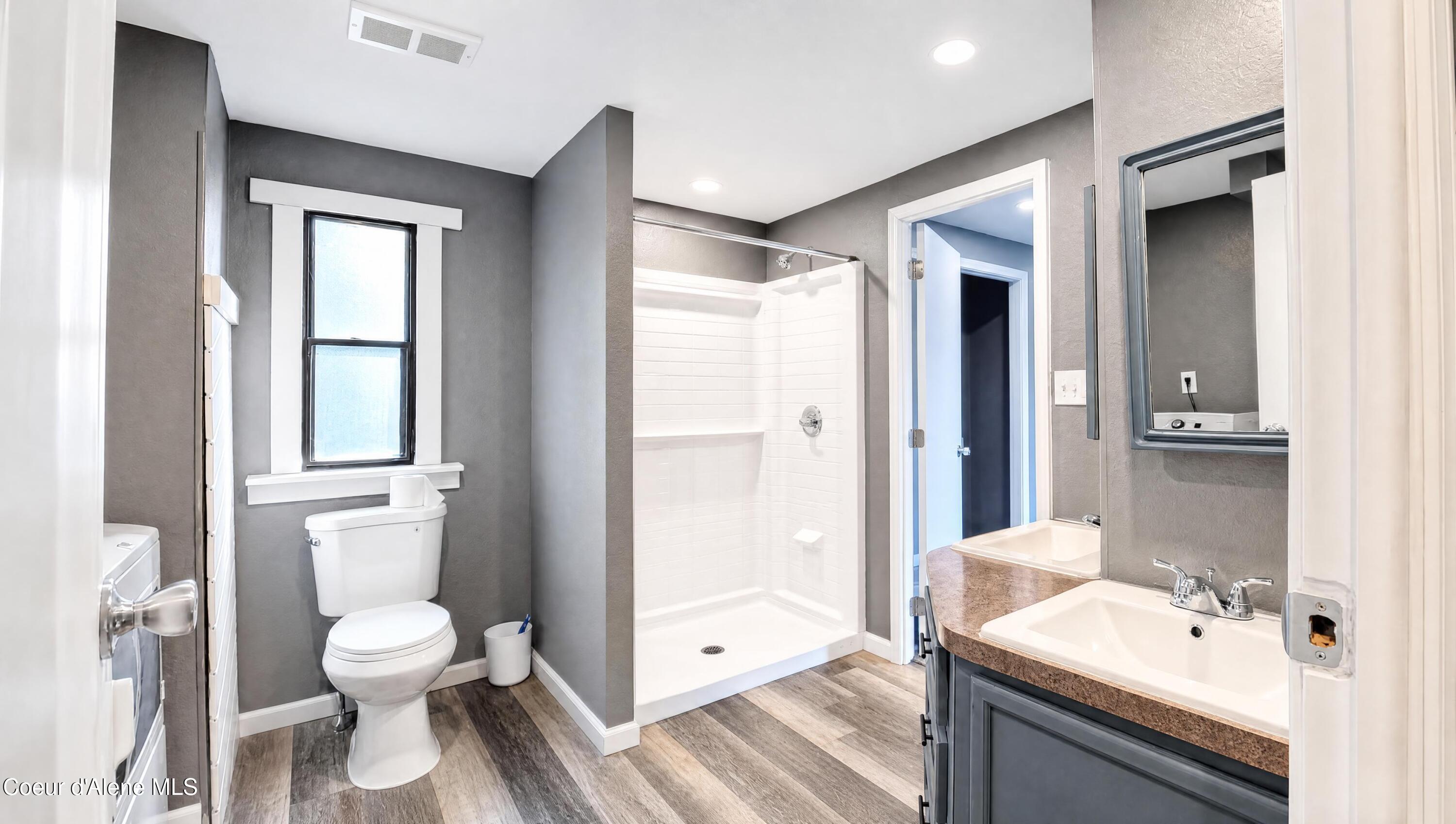 8765 West Park Loop, Unit 98 Rathdrum, ID 83858 - Photo 15 of 22 Bathroon 1