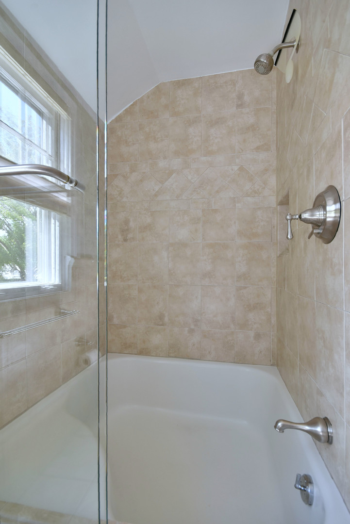 196 Fairfield Avenue Elmhurst, IL 60126 - Photo 26 of 44 a bathroom with a bathtub